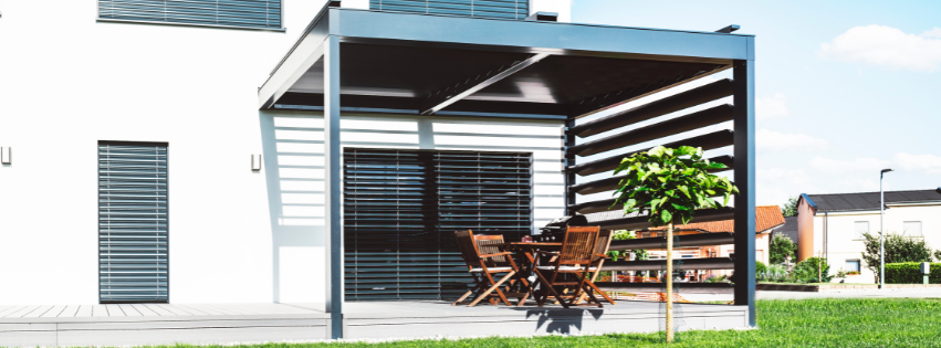 Pergola bioclimatique à lames orientables sur une terrasse